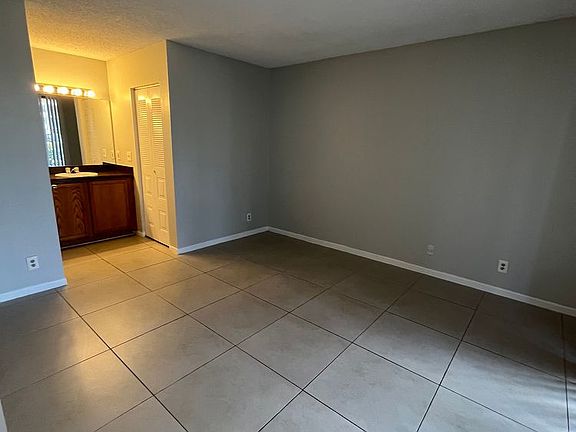 5th image of 752 Executive Center Dr Unit 11