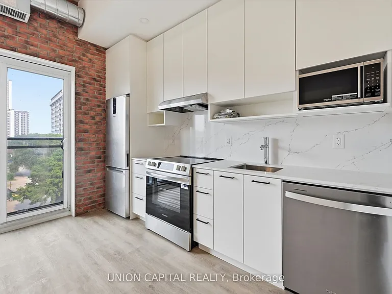 206 King St W #406 — Photo 3