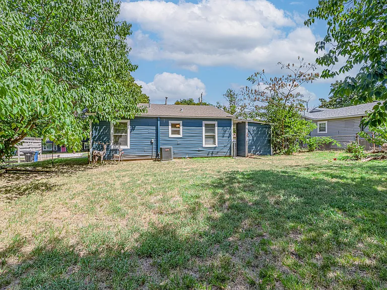 2622 W Johnson St — Photo 13