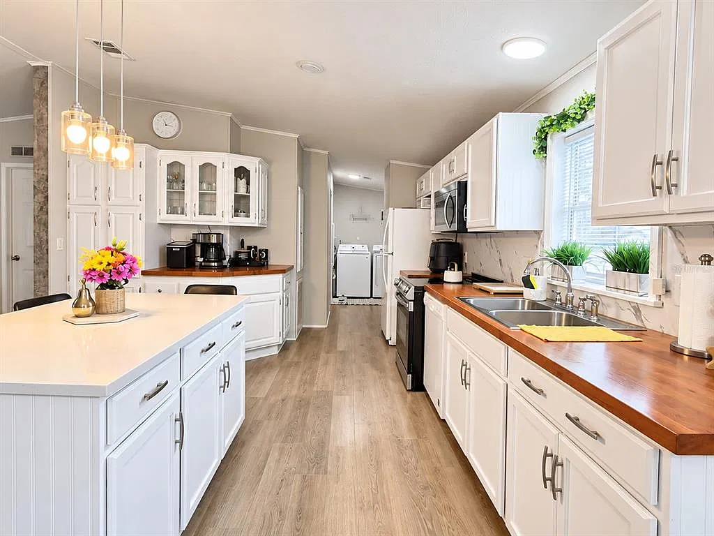 3 bed, 2.0 bath, 1431 sqft, $2,300 — Photo 4
