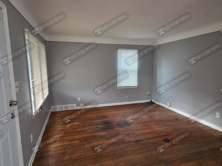 12217 Plainview Ave — Photo 4