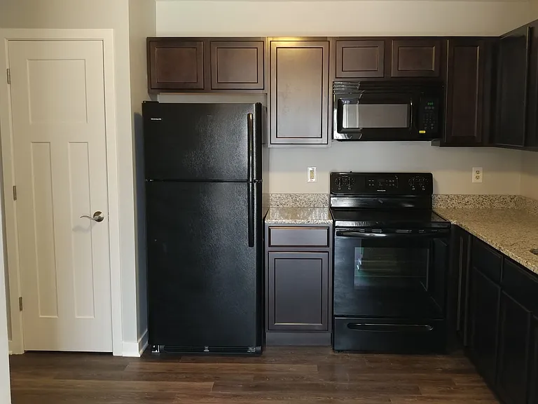 916 Regent Dr — Photo 6