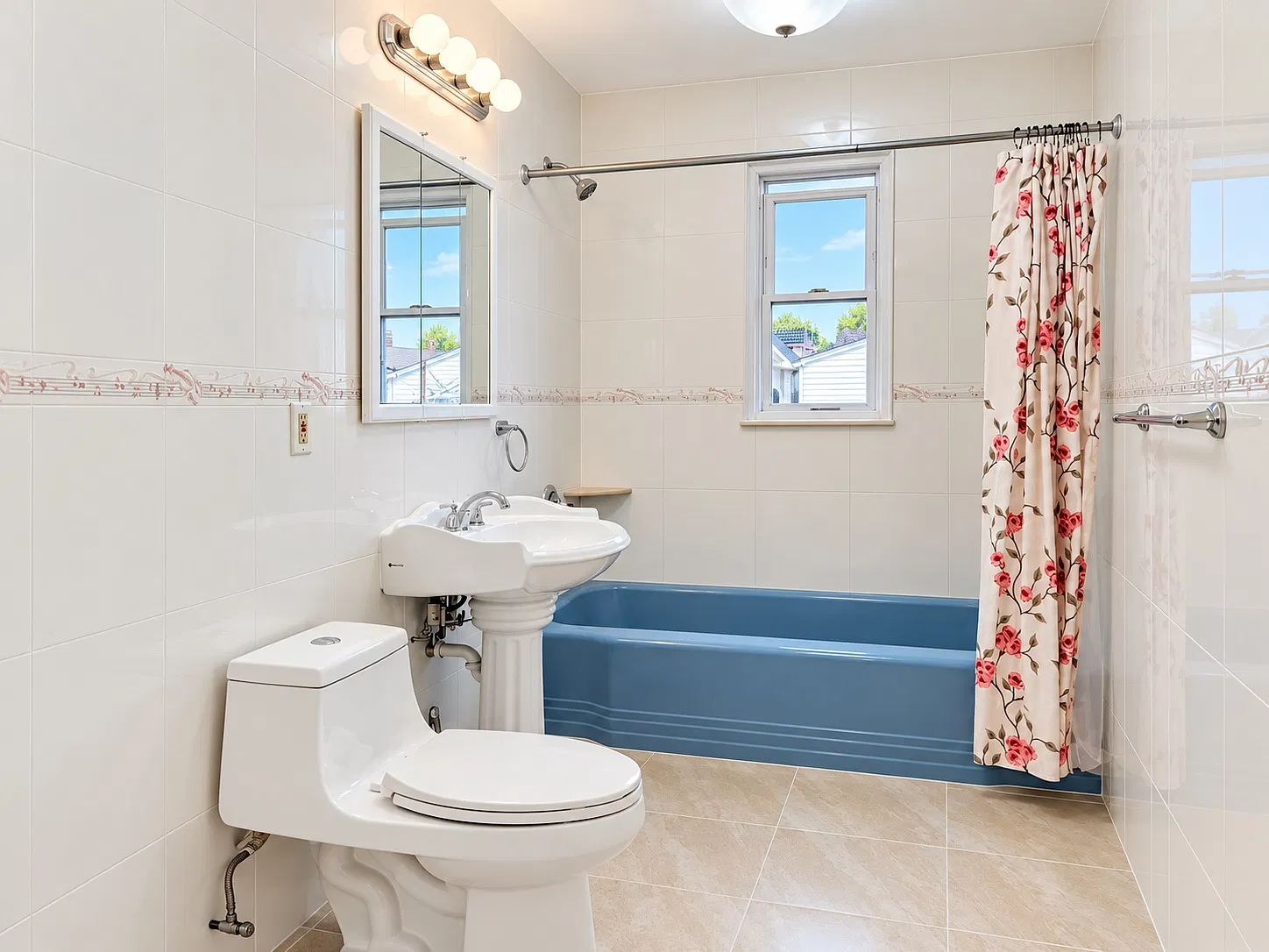 3 bed, 1.5 bath, 1200 sqft, $3,200 — Photo 1