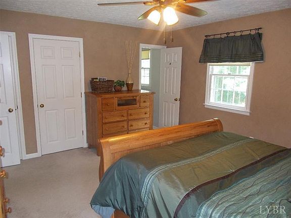 3rd image of 29 Bradford Ln