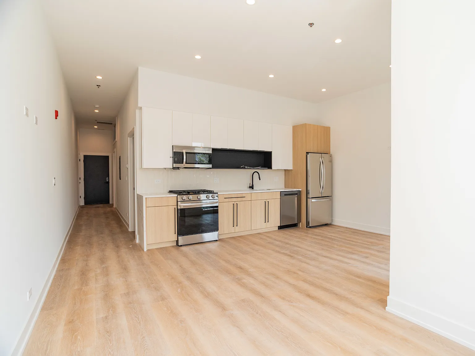 2 bed, 820 sqft, $3,095 — Photo 3