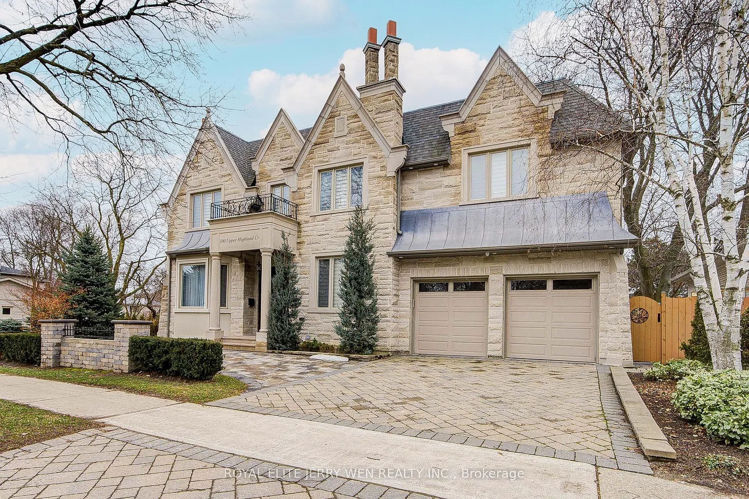 300 Upper Highland Cres photo 1