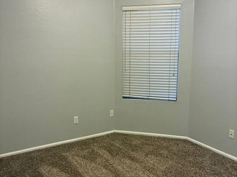 529 E Cantebria Dr — Photo 16