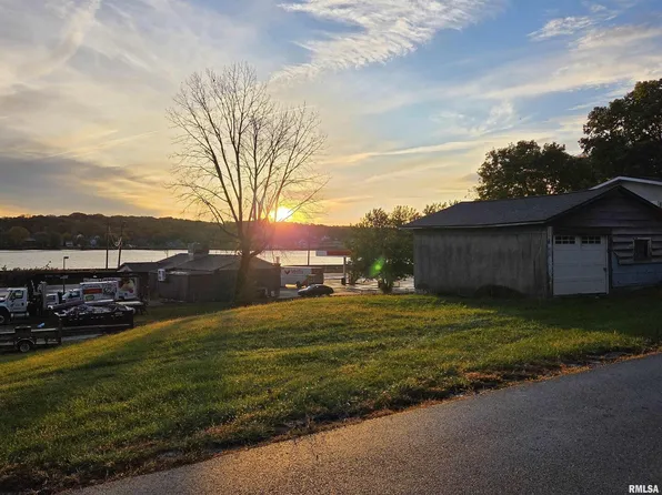 1225 N 2nd St, Le Claire, IA 52753