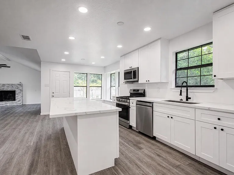 816 Glen Hollow Dr — Photo 3