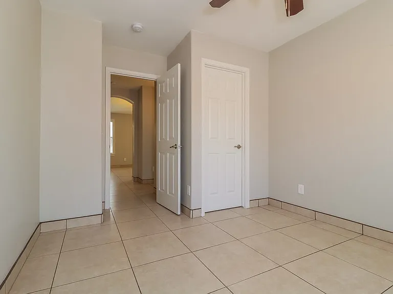 1616 S 82nd Dr — Photo 14