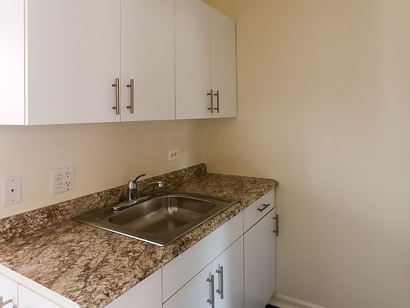 2nd image of 4241 N Kenmore Ave #402