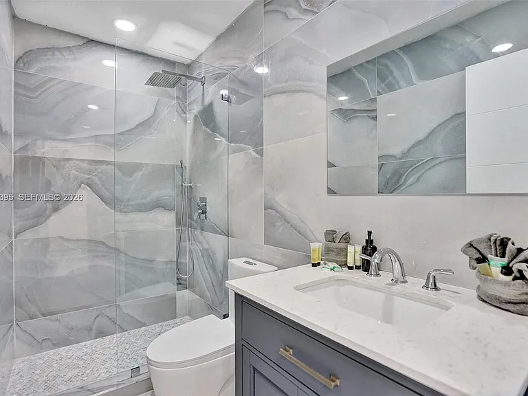 1141 N Northlake Dr — Photo 45