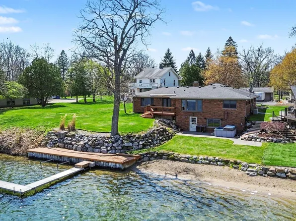 2596 N Williams Lake Rd, Waterford, MI 48327
