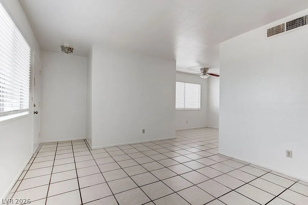 2 bed, 1.0 bath, 3800 sqft, $775 — Photo 3