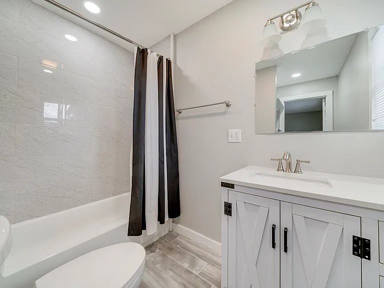 112 Liverpool Dr SE — Photo 16