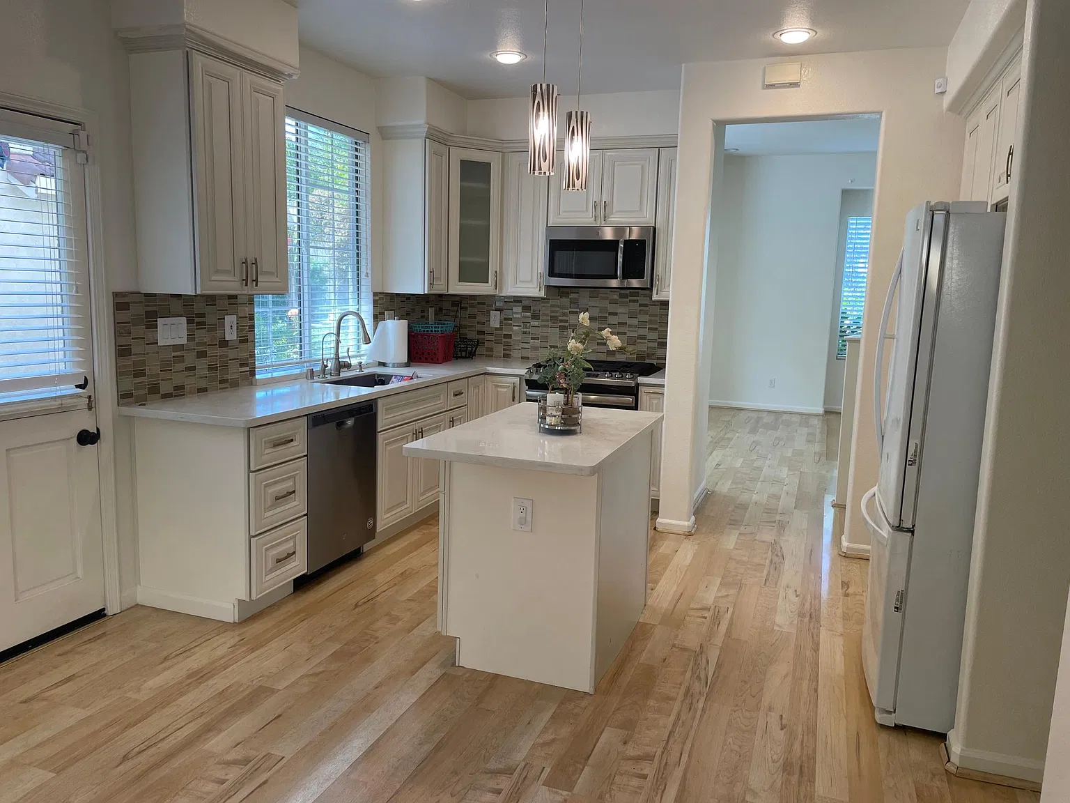3 bed, 2.5 bath, 1864 sqft, $4,650 — Photo 4