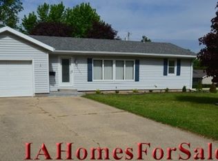 1216 N 4th St, Manchester, IA 52057