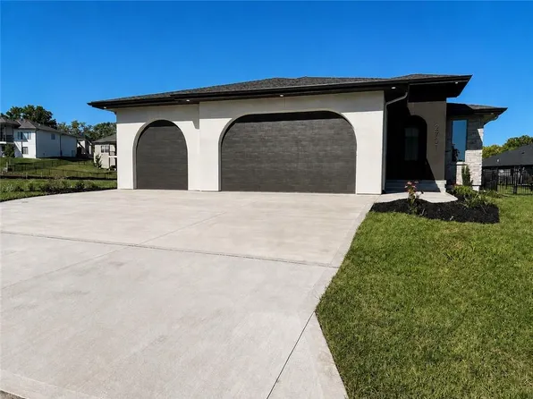 2701 NE Crestview St, Blue Springs, MO 64029