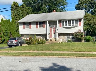 29 Blackthorne Ln, Aston, PA 19014