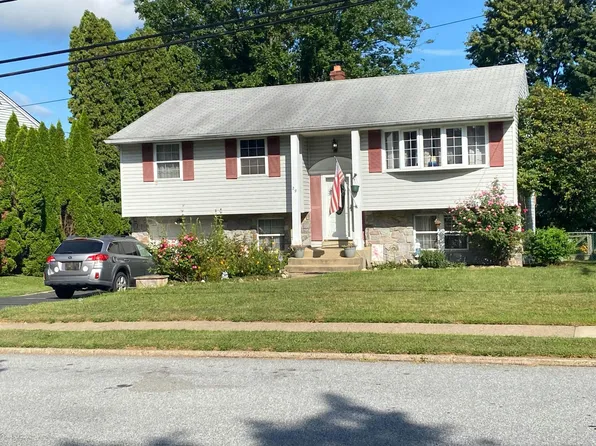 29 Blackthorne Ln, Aston, PA 19014