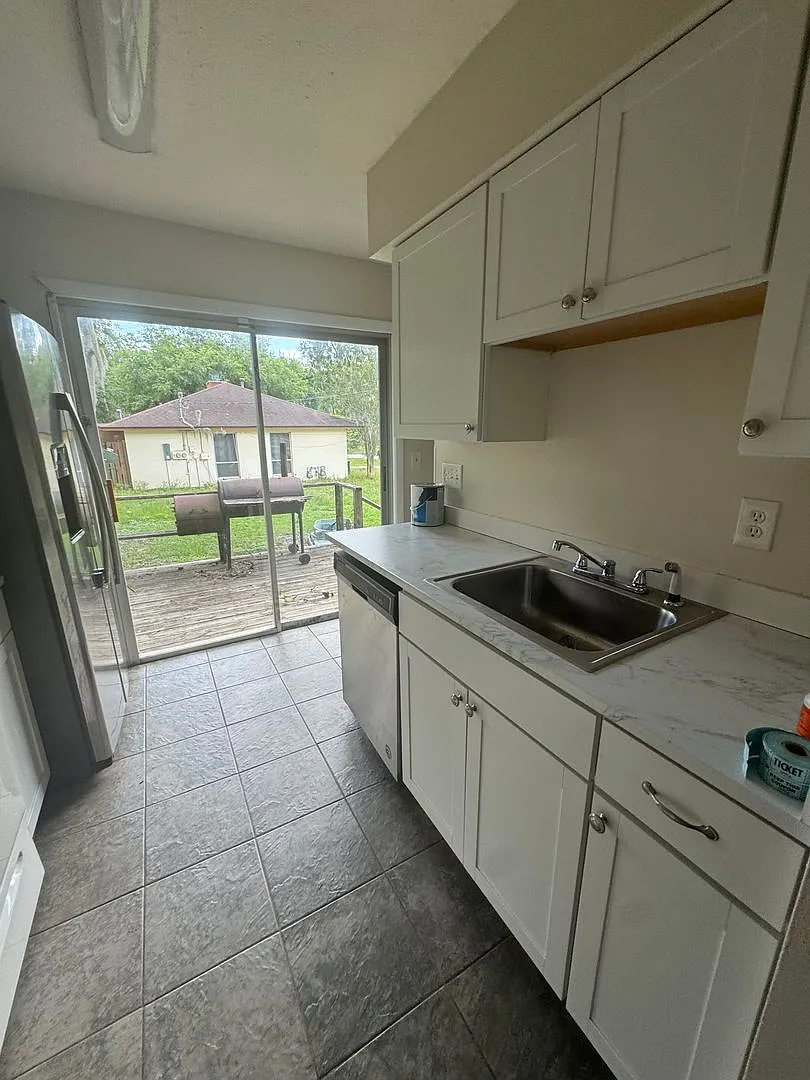 Charming 2BR/1BA Duplex with Large Yard Affordable Comfort in a Quiet Neighborhood — Photo 2