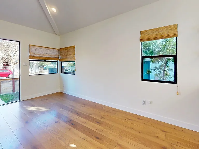 2224 Oak St — Photo 11