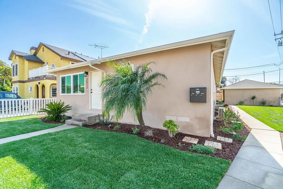 2 bed, 1.0 bath, 800 sqft, $2,700 — Photo 1
