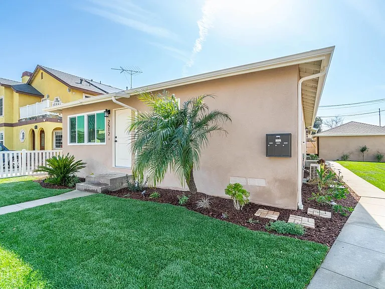 2512 E Adams St — Photo 1