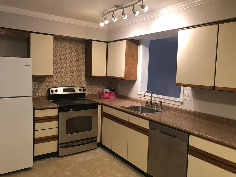 131 Caernarvon Ct — Photo 10