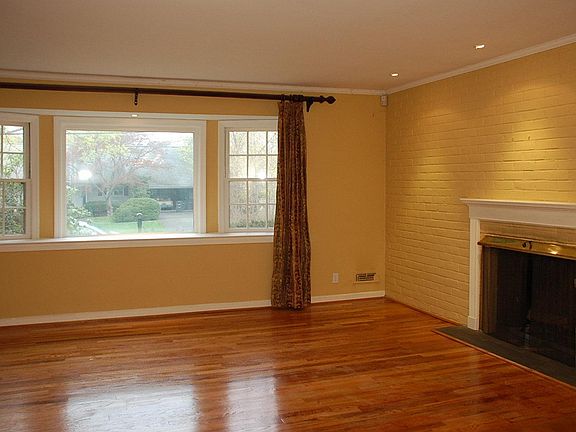 3rd image of 27 Maplemoor Ln