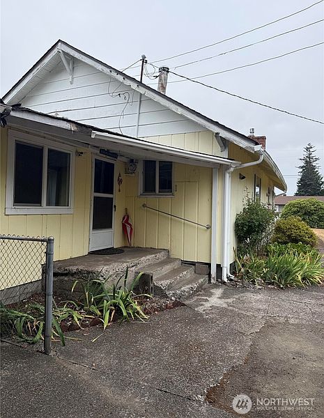 2nd image of 320 E Oakview Avenue