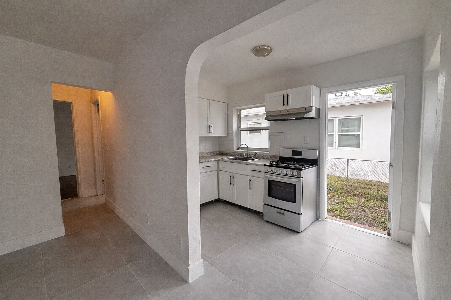2711 Lincoln St — Photo 4