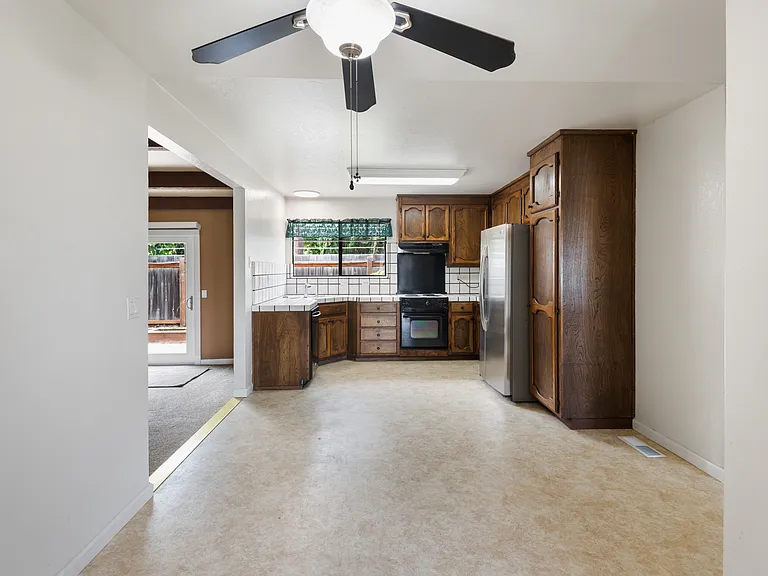 109 Ginos Ct — Photo 8