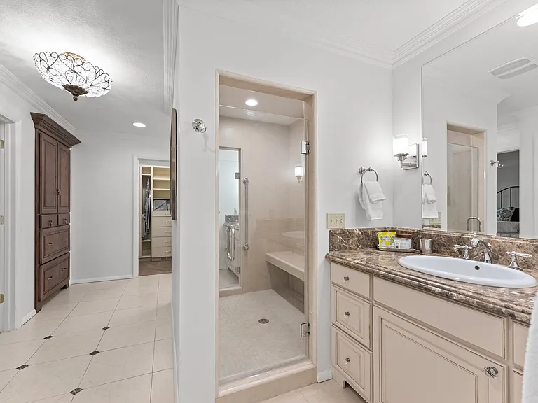 990 W Parkhill Dr — Photo 31