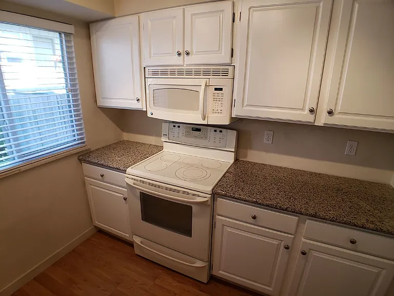 1048 Josephine St #B — Photo 6