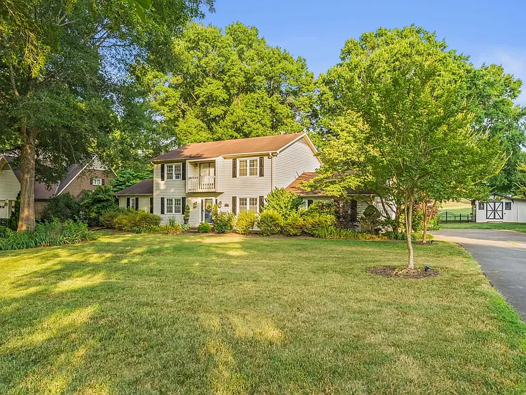 223 Ivy Cir — Photo 1