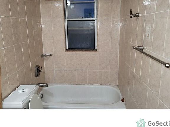 5th image of 788 N Oak Dr #2
