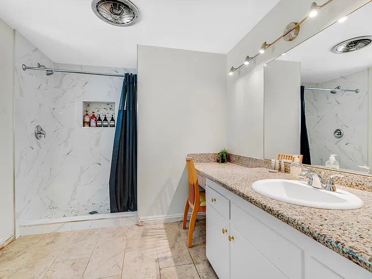 5400 Nagle Ave — Photo 7