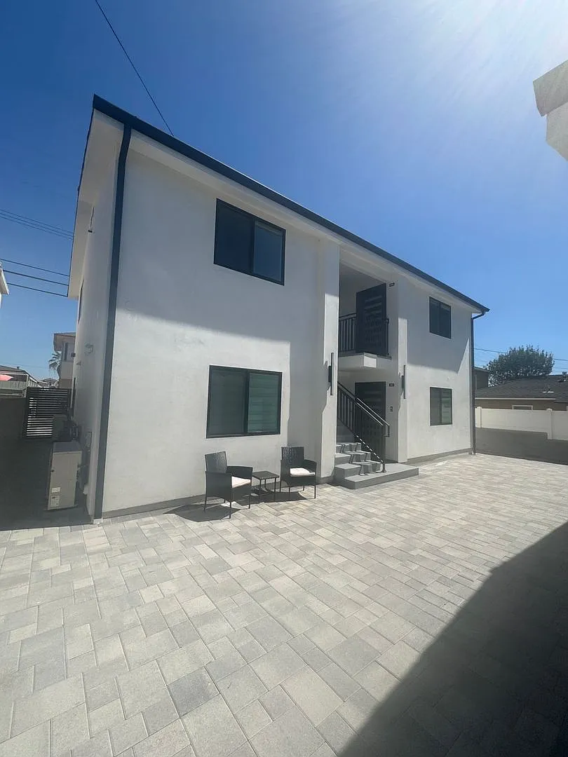 Spacious 1000 Sq. Ft. Single-Floor Back ADU in a 2-Story Duplex Burbank — Photo 1