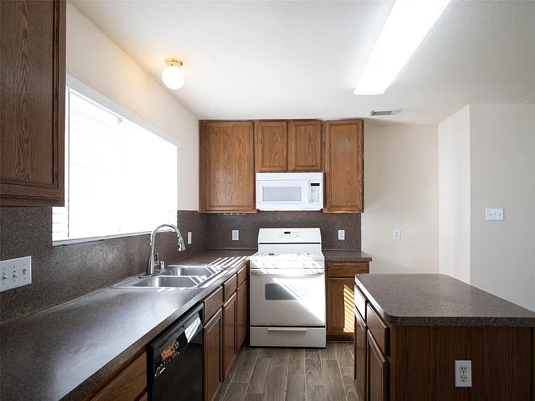 21843 Grassy Hill Ln — Photo 13