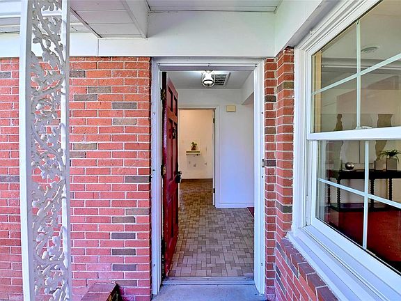 3rd image of 14 Lake Pembroke Dr