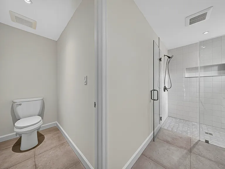 410 NE 34th St — Photo 25