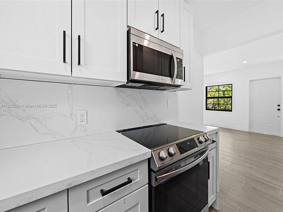 4th image of 4222 NE 1st Ave #1