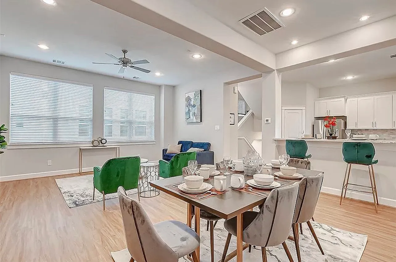 3 bed, 3.5 bath, 1897 sqft, $3,700 — Photo 3