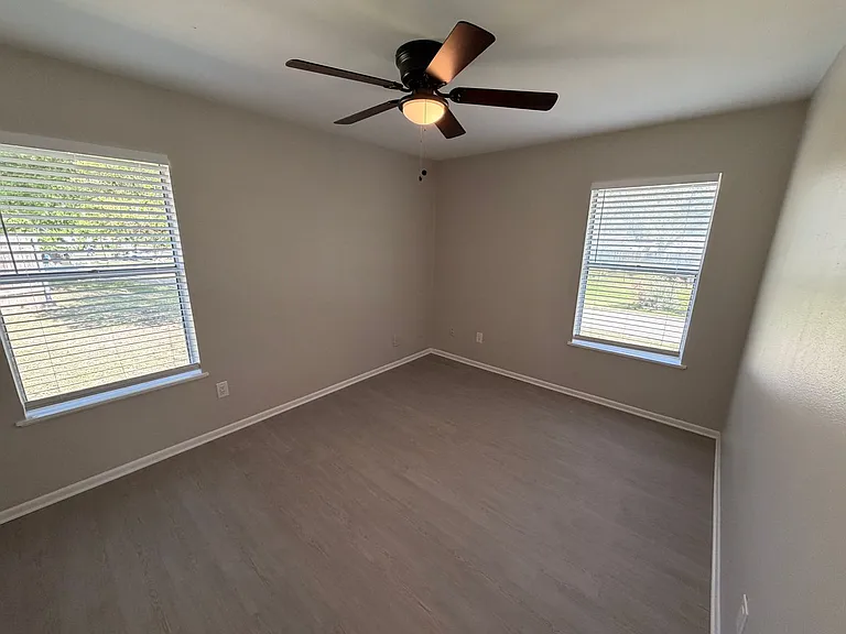 795 Albert St — Photo 17
