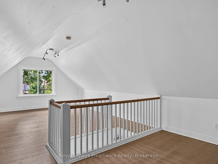 367 Edinburgh St — Photo 20