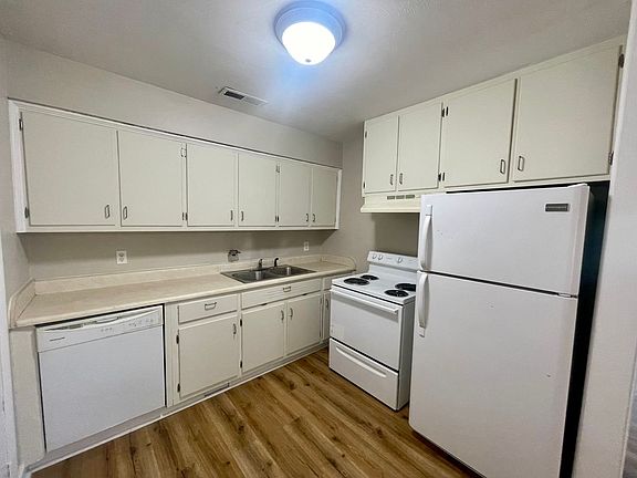 4th image of 132 Daniel St SW