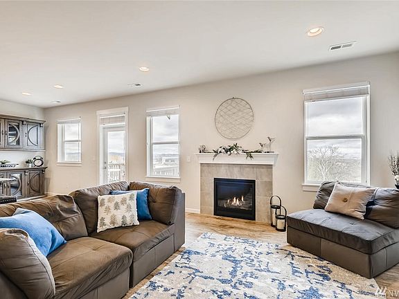 Cozy gas fireplace.