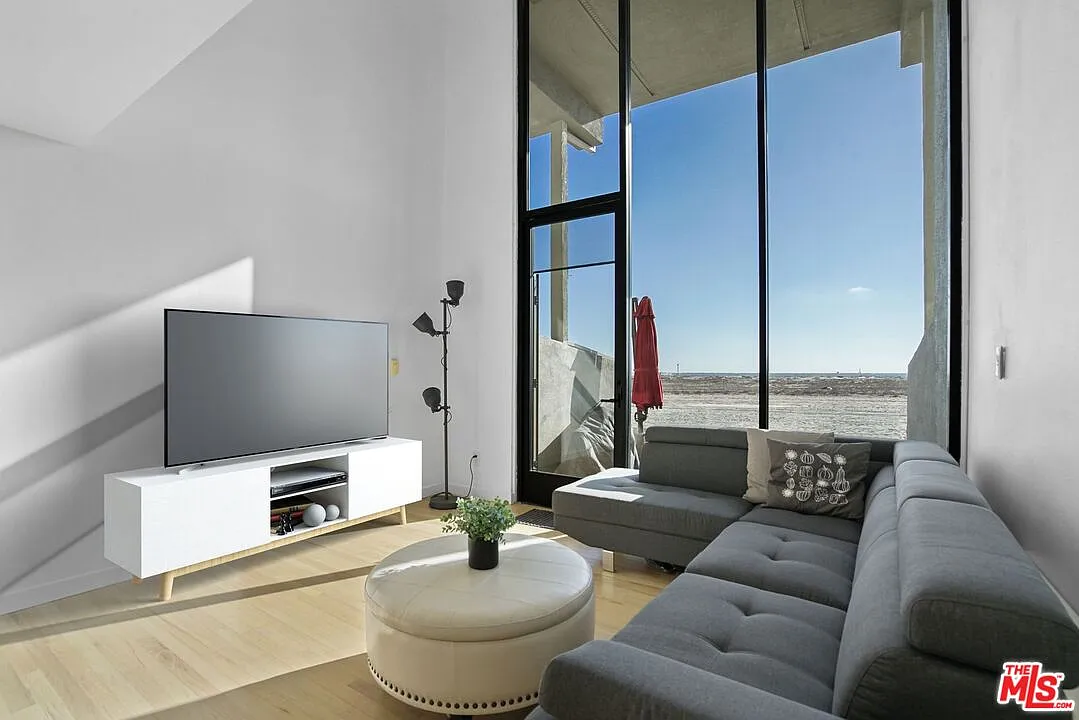 2 bed, 2.0 bath, 678 sqft, $6,495 — Photo 4