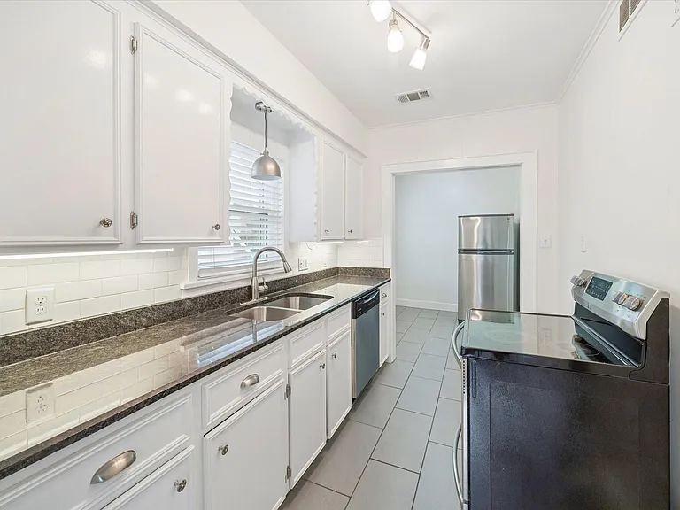 1937 W McKinney St #1939 — Photo 7